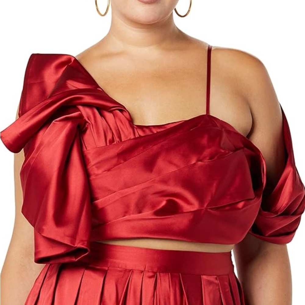 MAKING THE CUT Women's Drapey Shoulder Cropped Top Red Satin Size M NEW